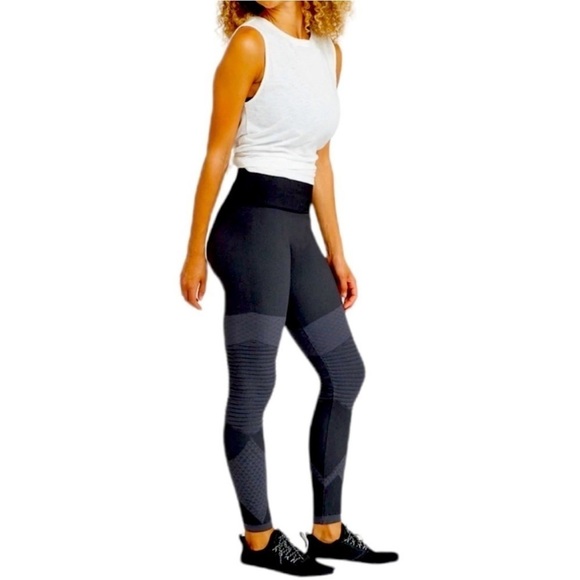 SPANX Seamless Moto Leggings in Very
Black Size XS - Picture 3 of 9